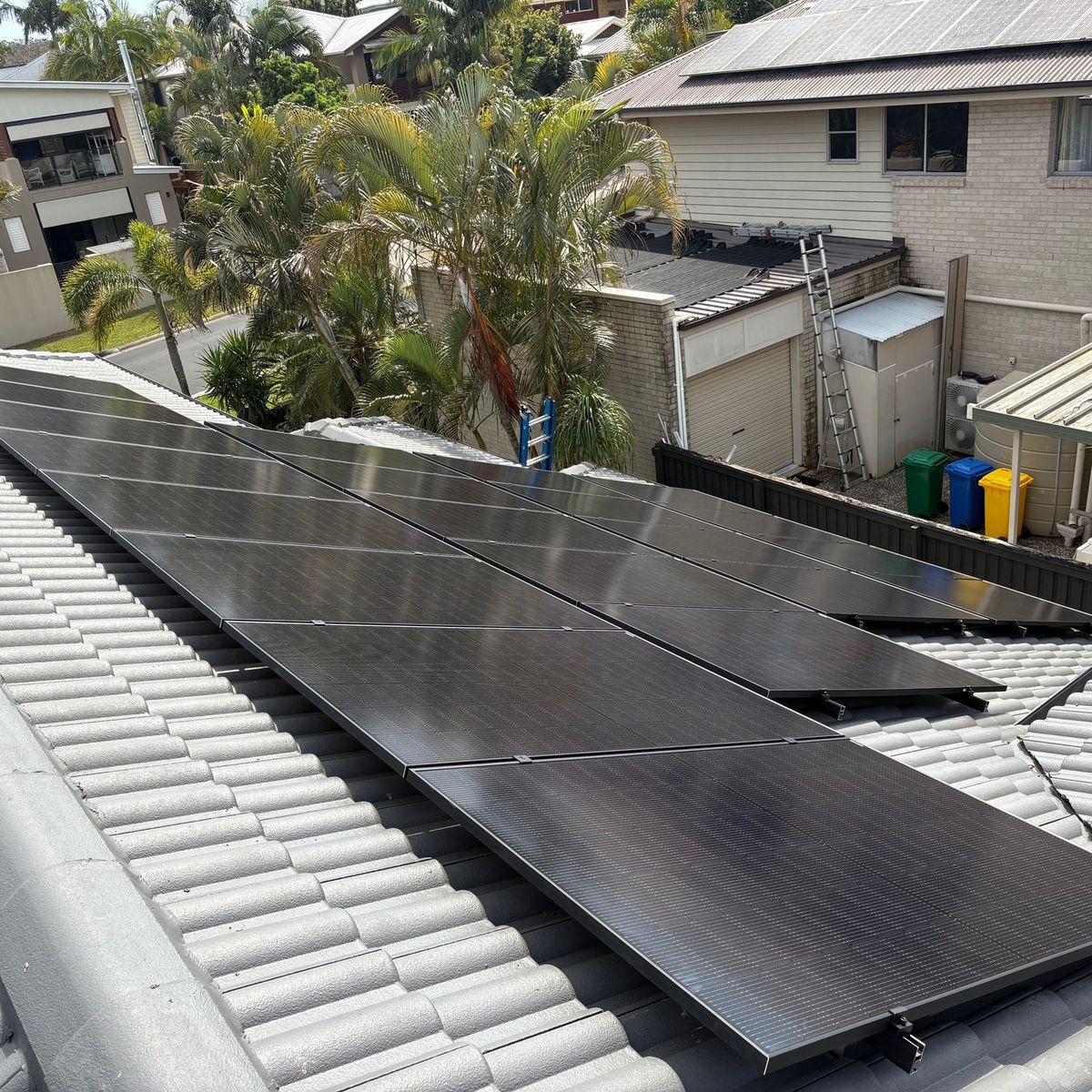 Paneles solares negros instalados